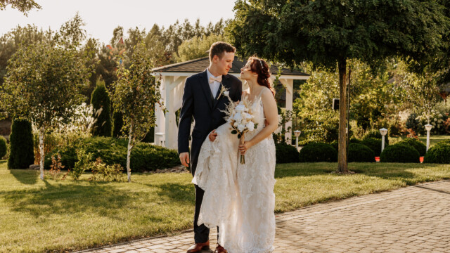 Fotograf ślubny w Toruniu, Michelle i Jacob idą do sali weselnej w Lubiczu po ceremonii plenerowej.